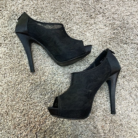 Elle Lace Platform Stiletto - Picture 2 of 6